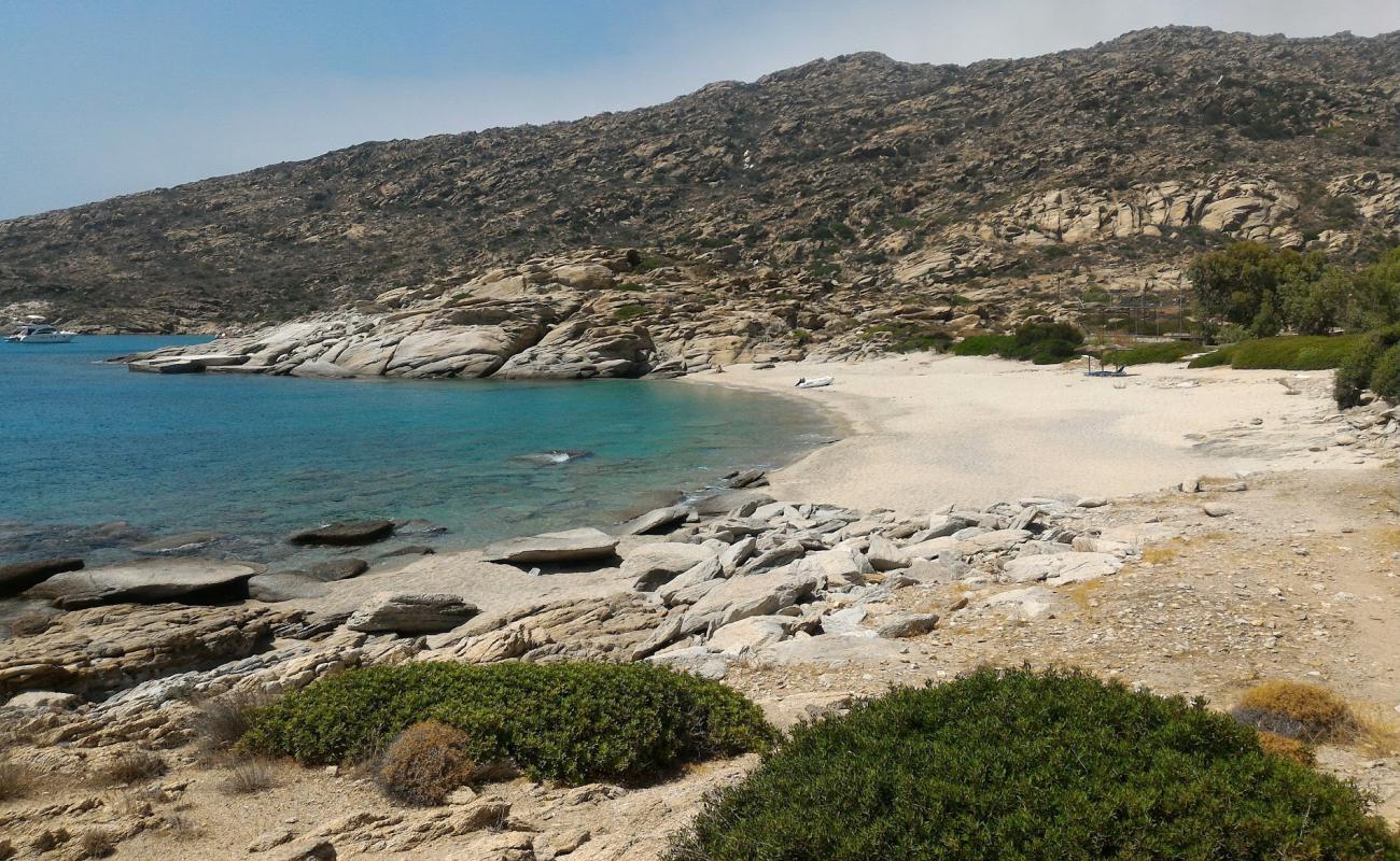 Santorini beach'in fotoğrafı parlak kum yüzey ile