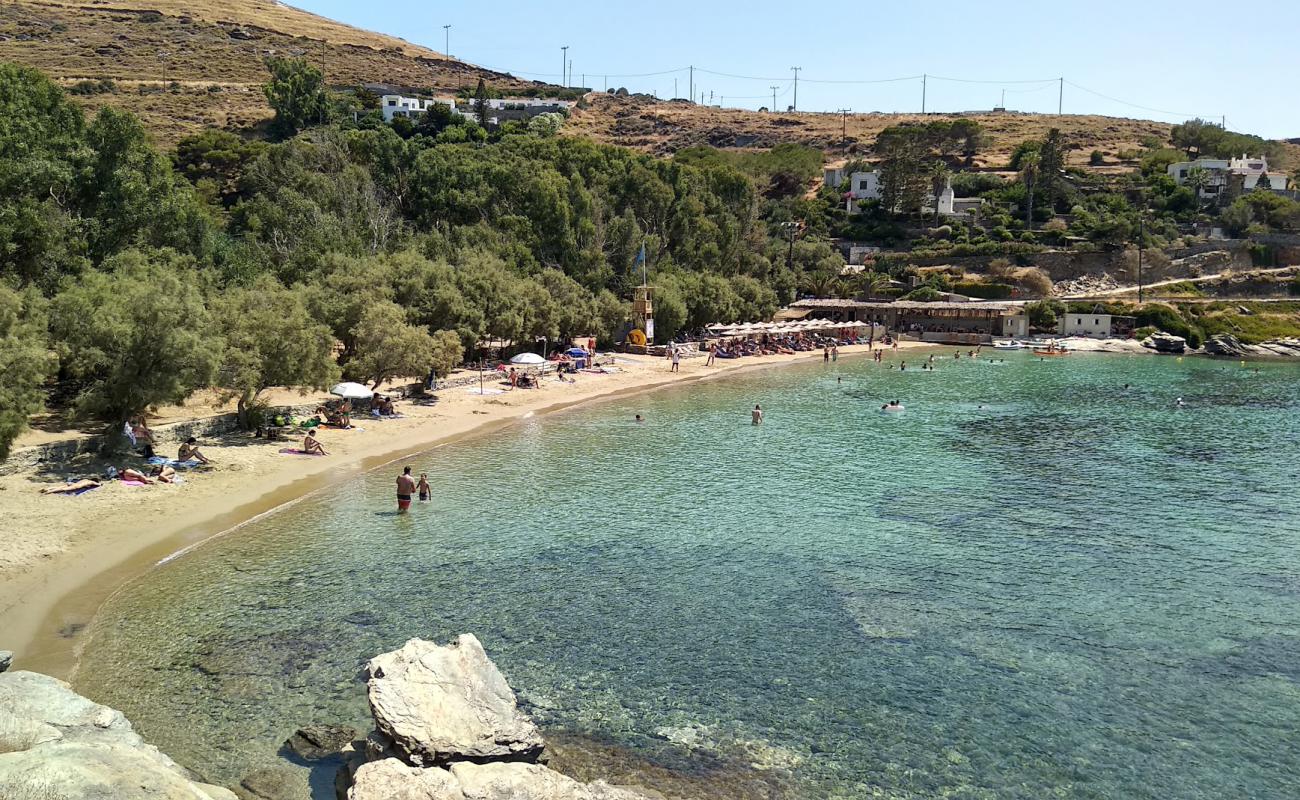 Gialiskari beach'in fotoğrafı kahverengi kum yüzey ile