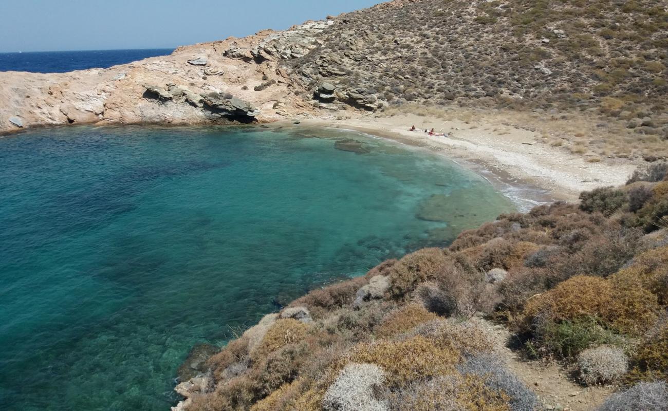 Ladous beach'in fotoğrafı bej kum ve çakıl yüzey ile