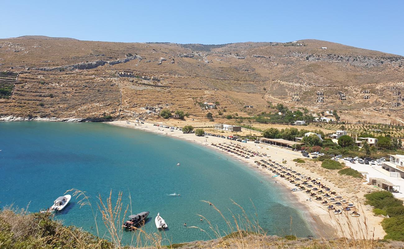 Spathi beach'in fotoğrafı açık bej kum yüzey ile