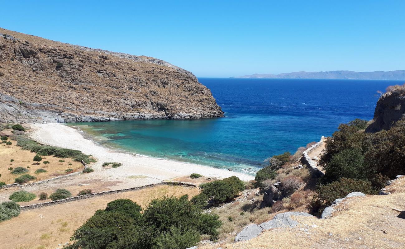 Karthea beach'in fotoğrafı - rahatlamayı sevenler arasında popüler bir yer