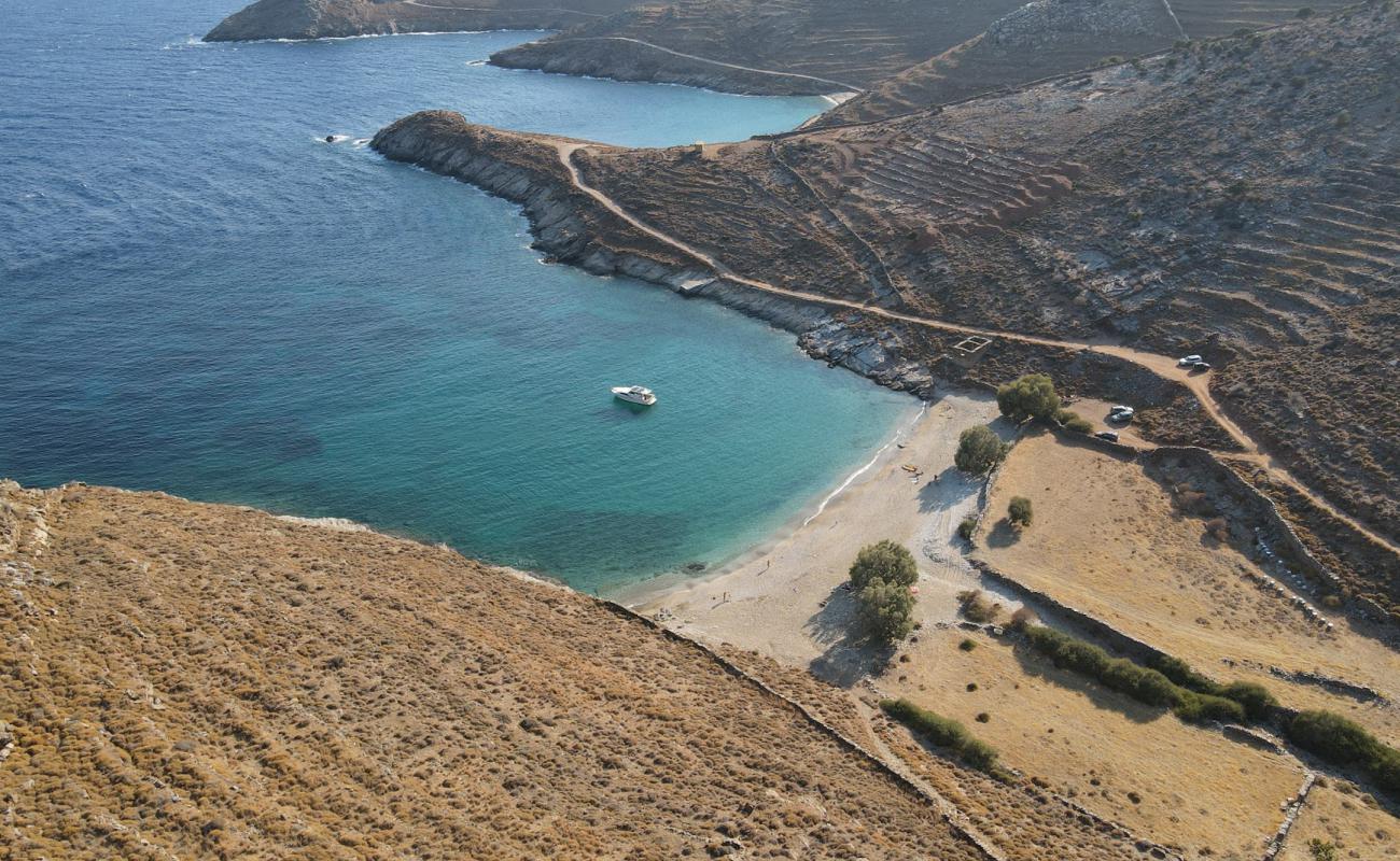 Kaliskia Paralia'in fotoğrafı bej kum ve çakıl yüzey ile