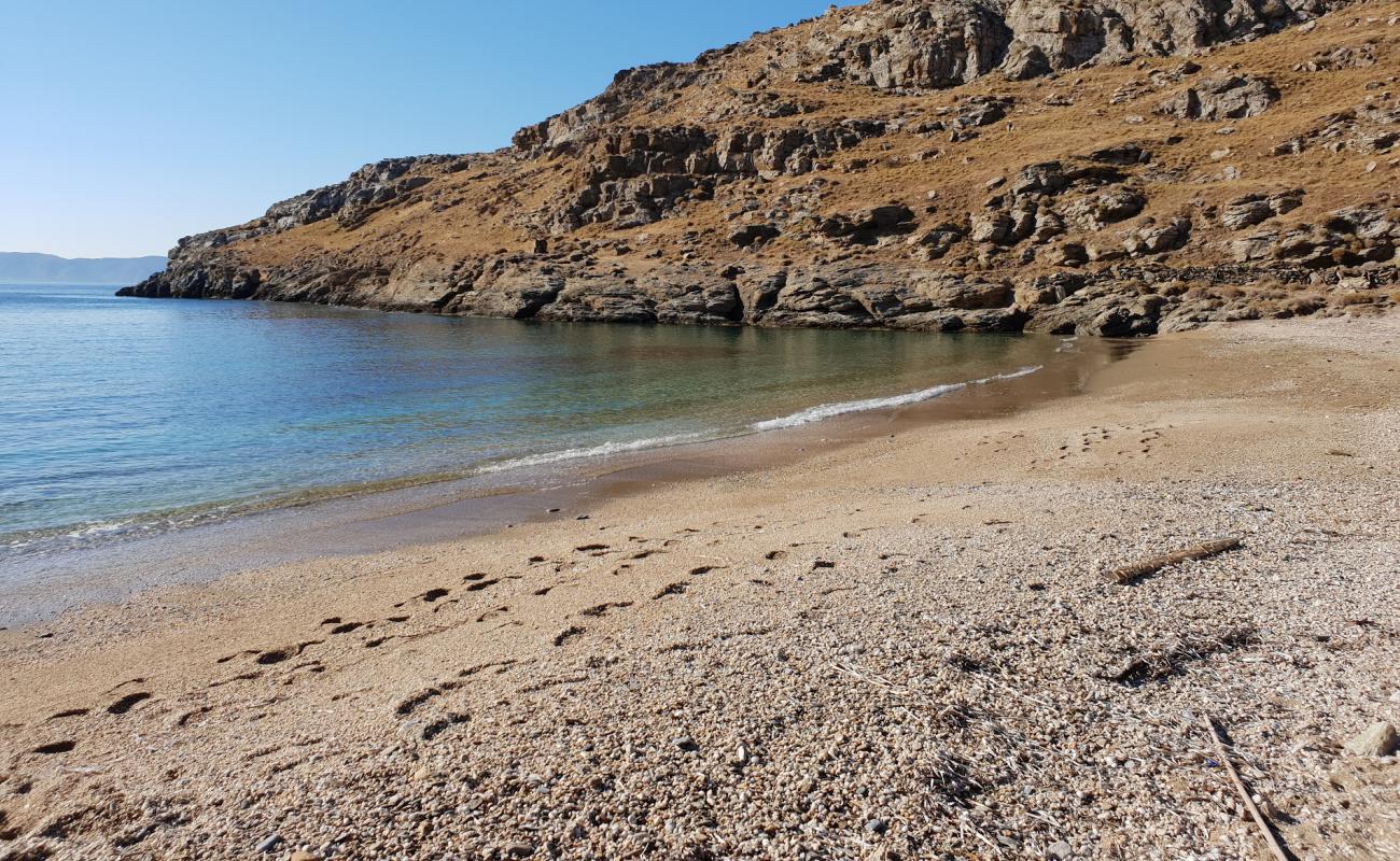 Schinos beach'in fotoğrafı siyah kum ve çakıllar yüzey ile