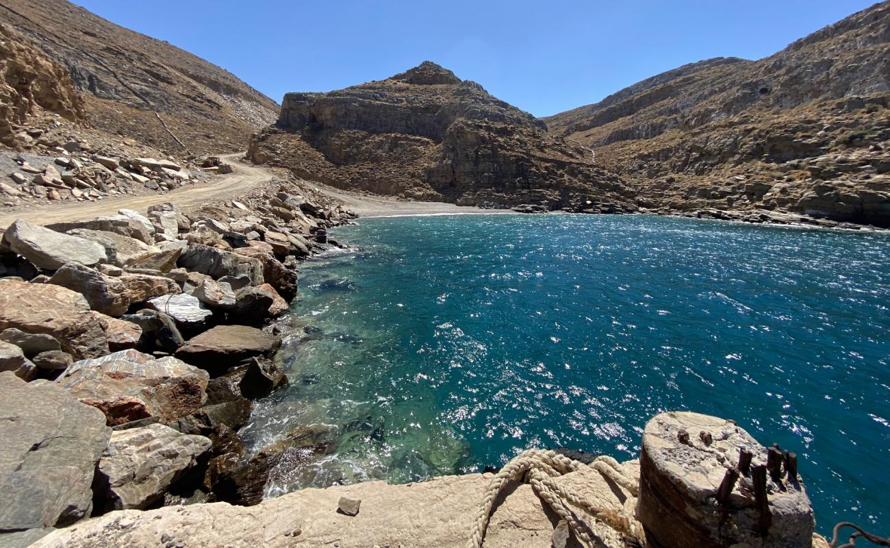 Petroussa beach'in fotoğrafı taşlı kum yüzey ile