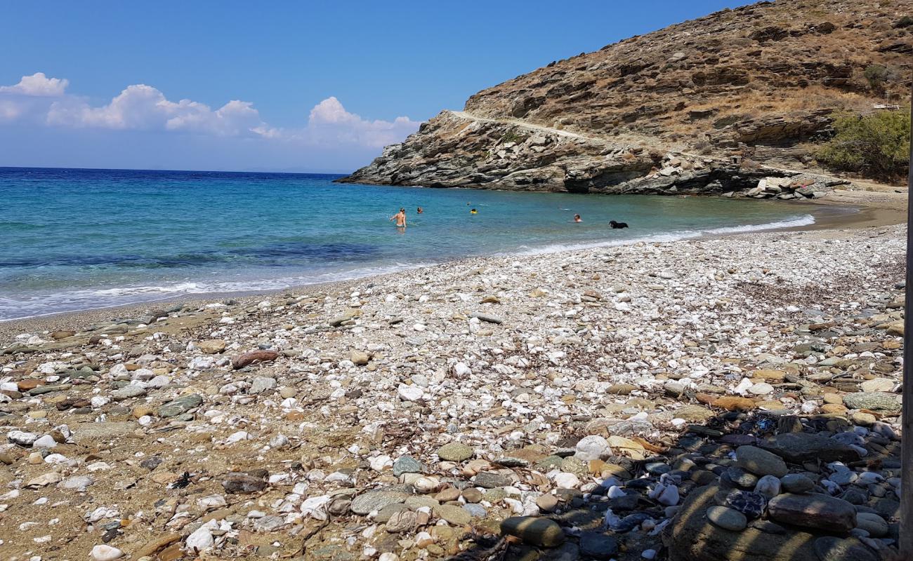 Liparo beach'in fotoğrafı i̇nce gri kum yüzey ile