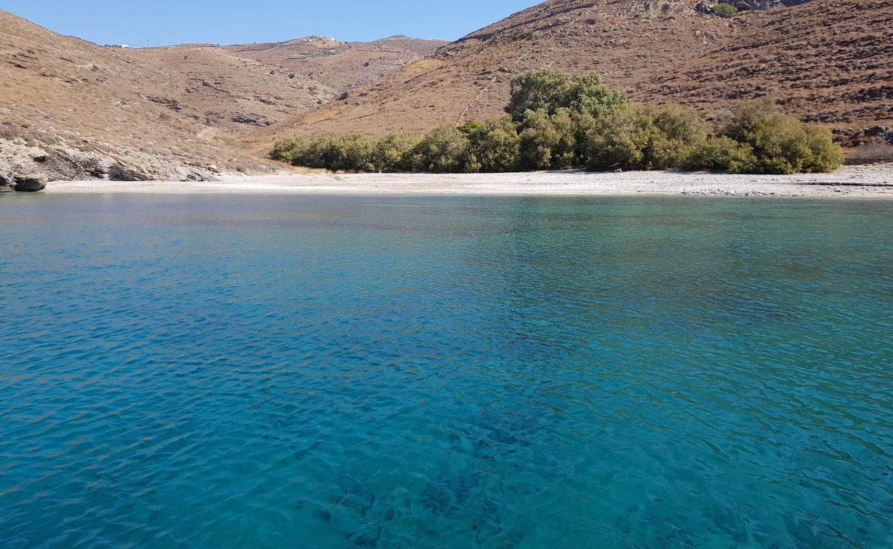 Paralia Vroskopos'in fotoğrafı bej kum ve çakıl yüzey ile