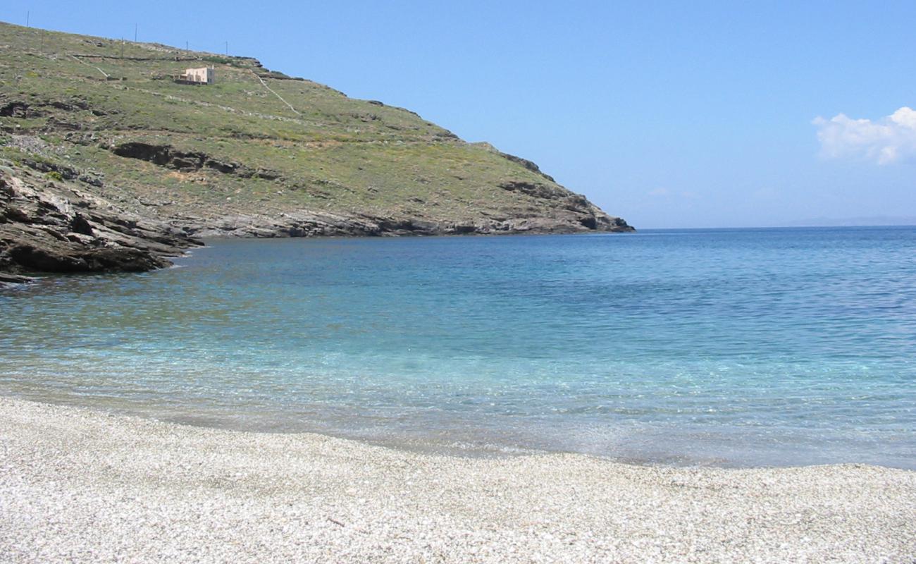 Kalogiros'in fotoğrafı bej kum ve çakıl yüzey ile
