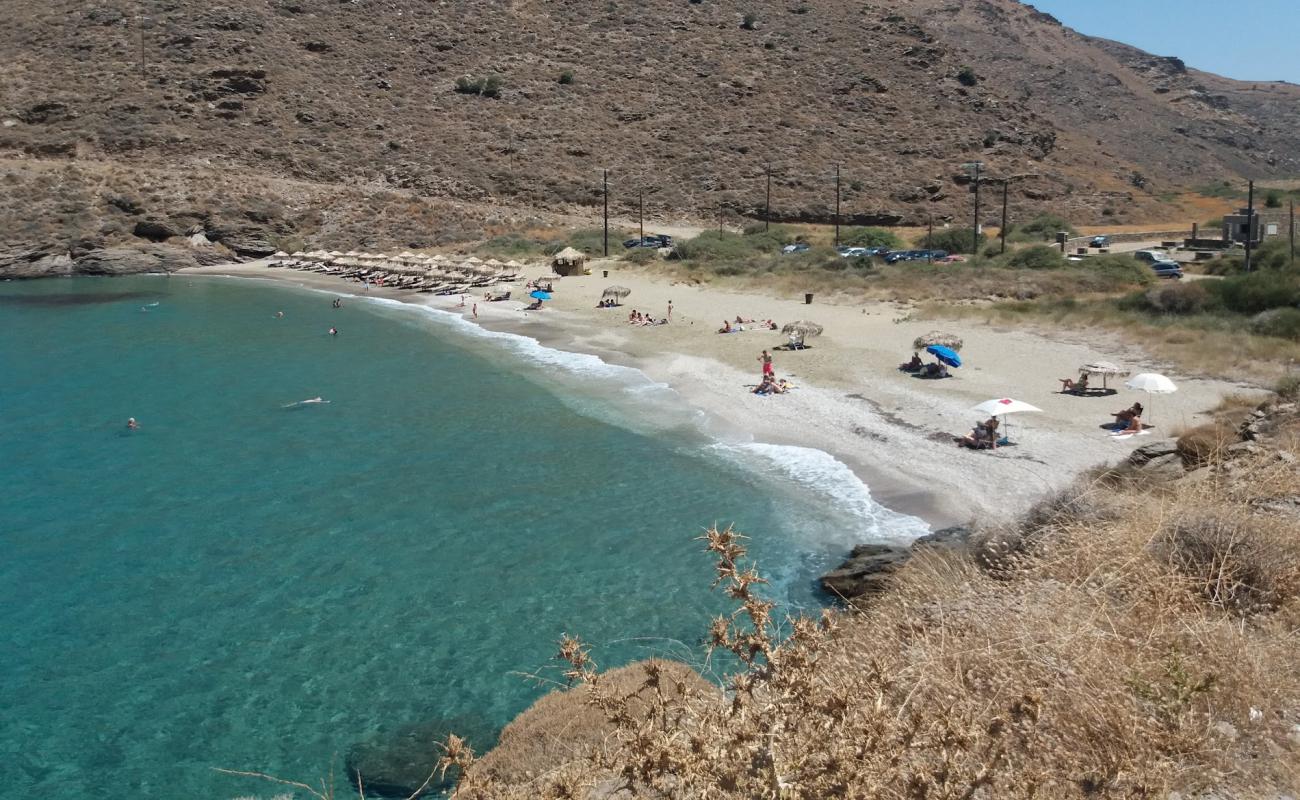 Paralia Xila'in fotoğrafı bej kum ve çakıl yüzey ile