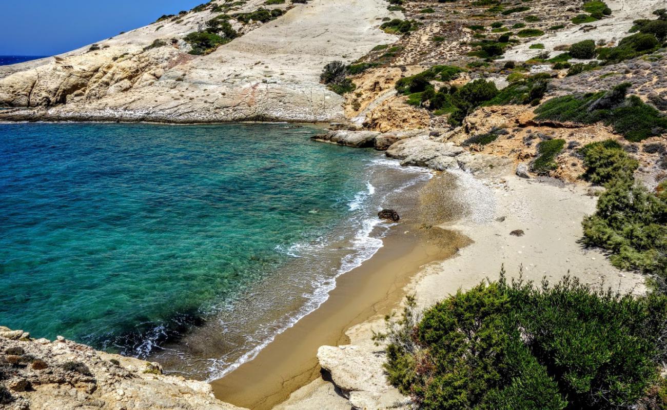 Paralia Agioklima'in fotoğrafı parlak kum ve kayalar yüzey ile