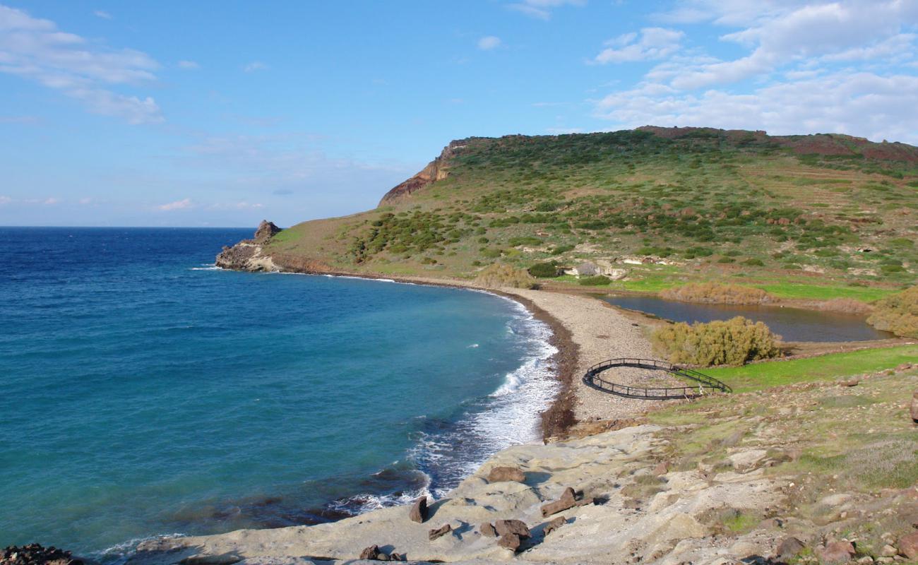 Vromolimnos'in fotoğrafı gri çakıl taşı yüzey ile