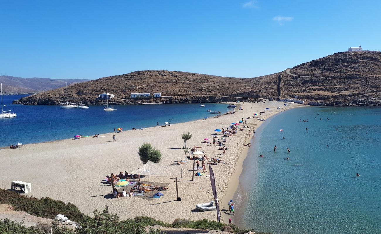 Kolona beach'in fotoğrafı parlak kum yüzey ile