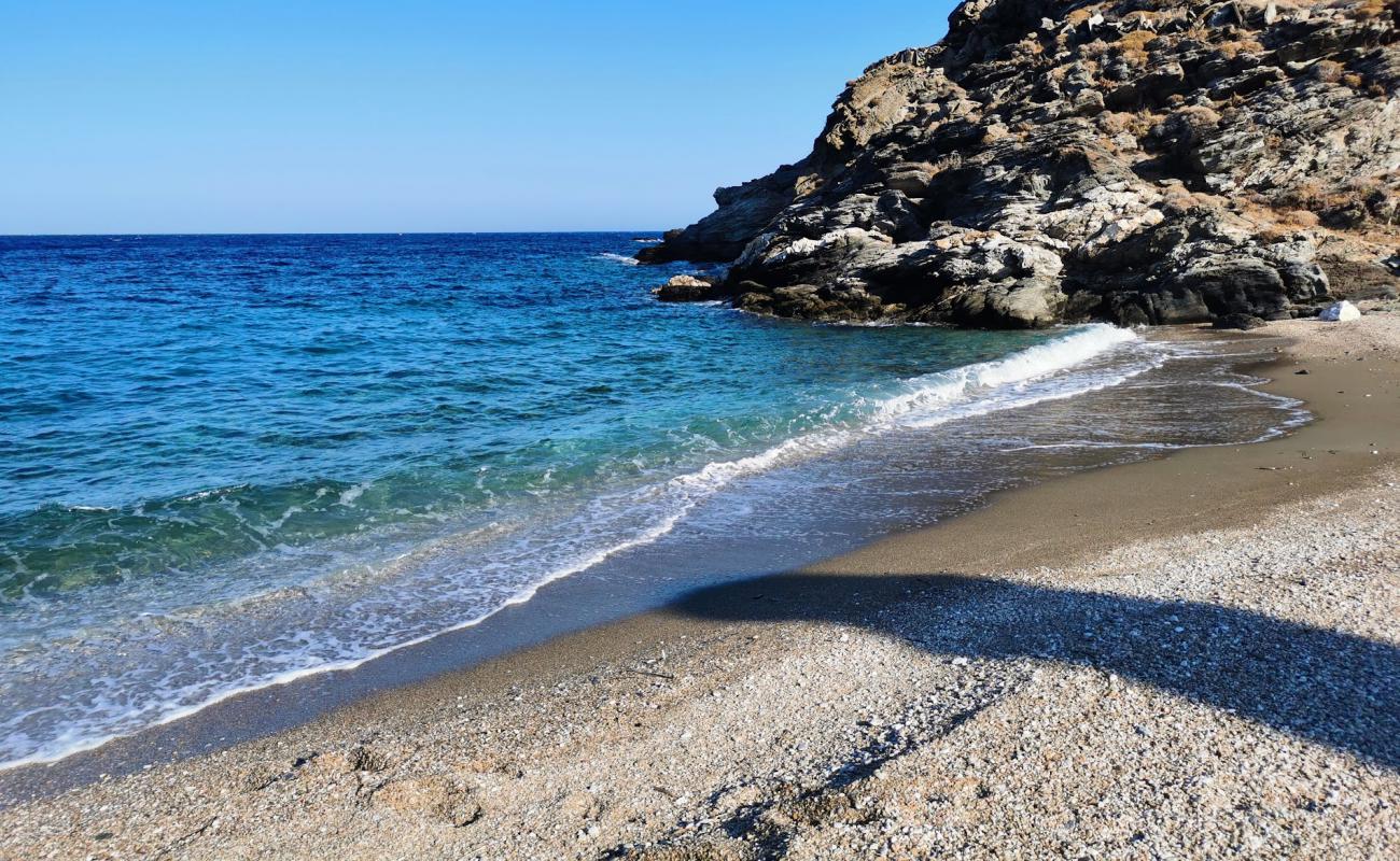 Paralia Mamakou'in fotoğrafı bej kum ve çakıl yüzey ile
