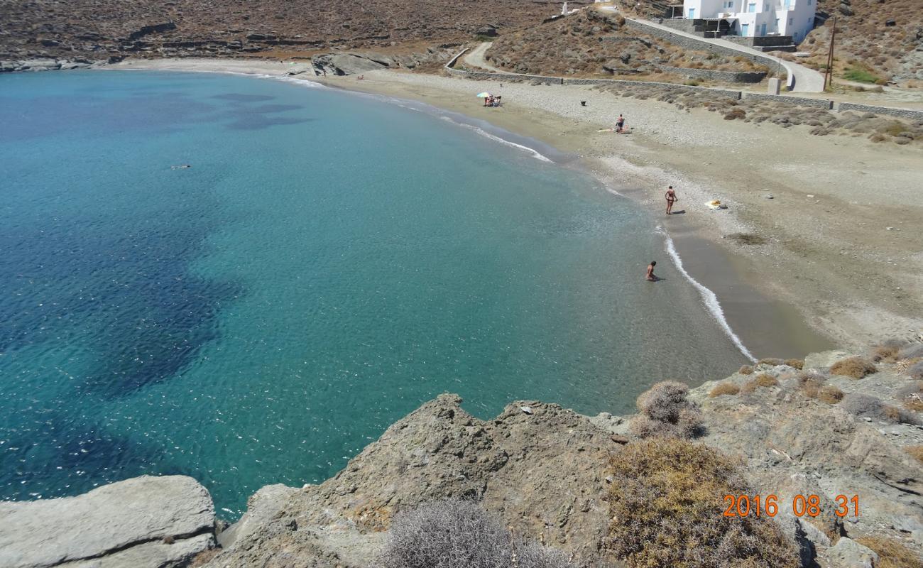 Paralia Agios Sostis'in fotoğrafı bej kum ve çakıl yüzey ile