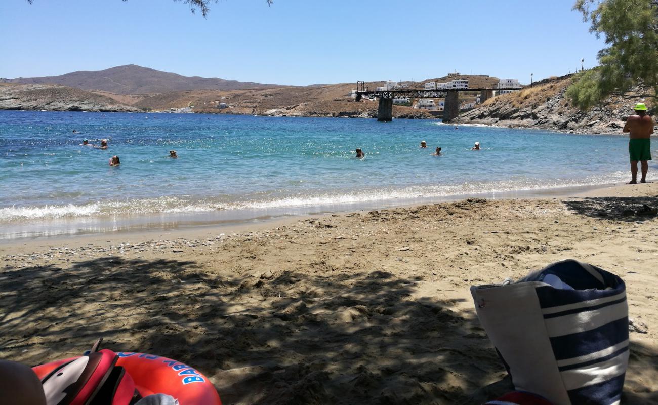 Sxoinari beach'in fotoğrafı açık bej kum yüzey ile