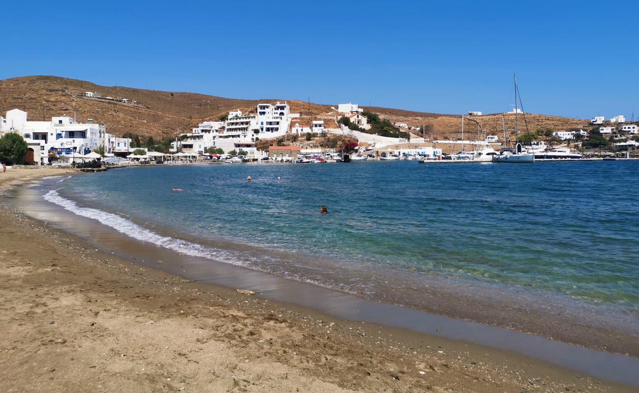 Paralia Loutra'in fotoğrafı açık bej kum yüzey ile