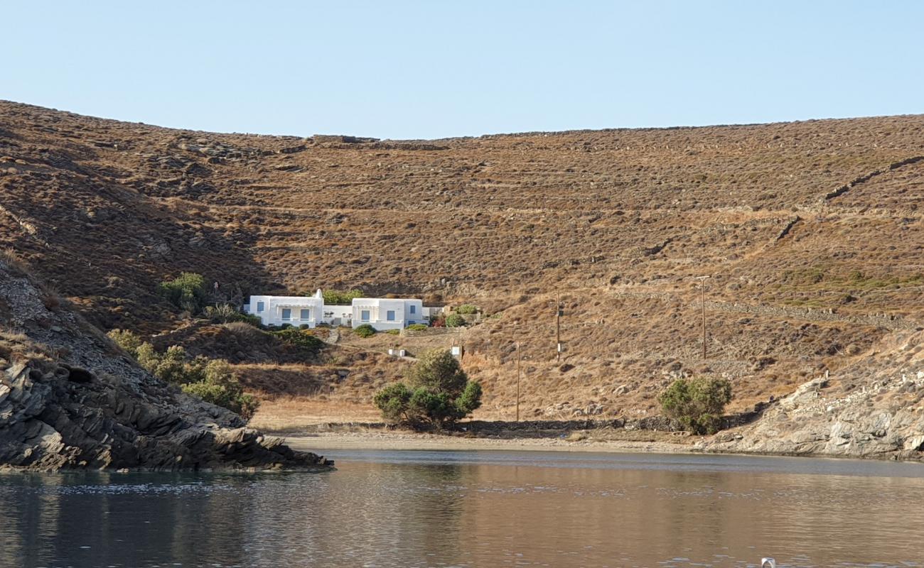 Paralia Agia Irini'in fotoğrafı bej kum ve çakıl yüzey ile