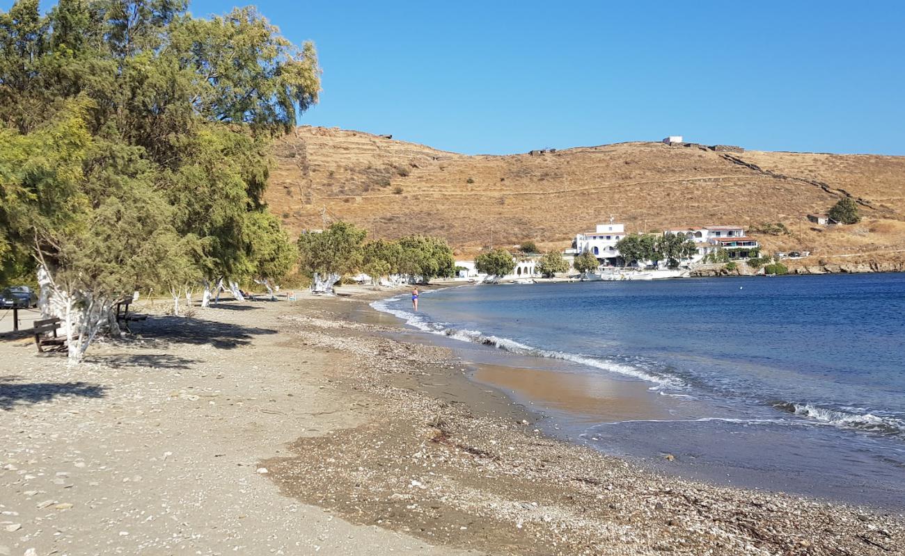 Paralia Ag. Stefanos'in fotoğrafı bej kum ve çakıl yüzey ile