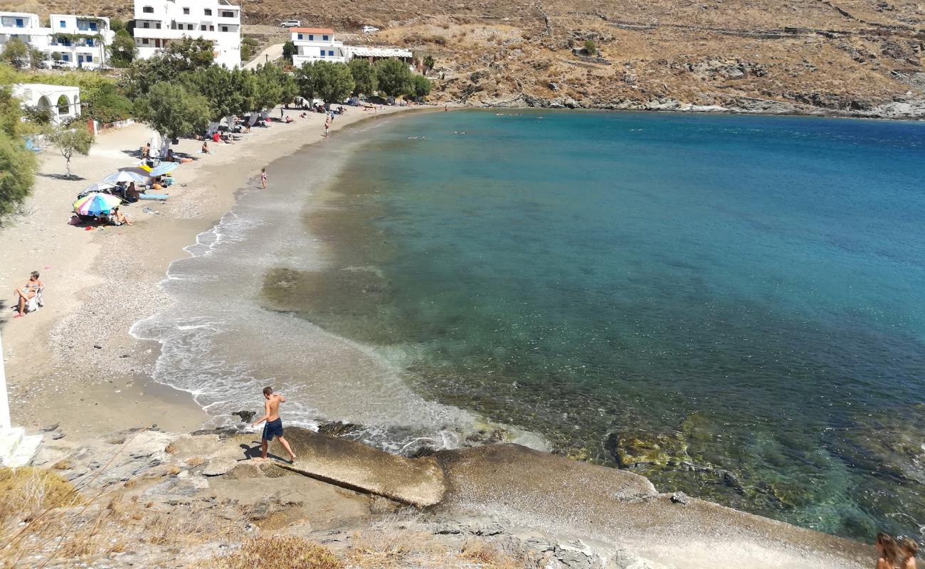 Paralia Lefkes'in fotoğrafı gri kum ve çakıllar yüzey ile
