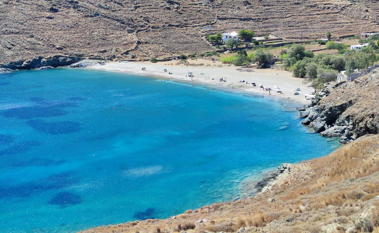 Paralia Gaidouromantra'in fotoğrafı küçük bej çakıl yüzey ile