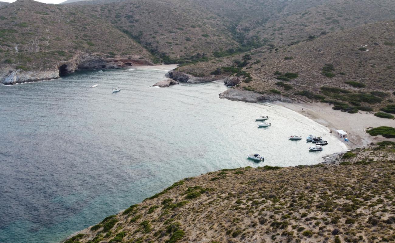 Paralia Makronissos'in fotoğrafı küçük bej çakıl yüzey ile