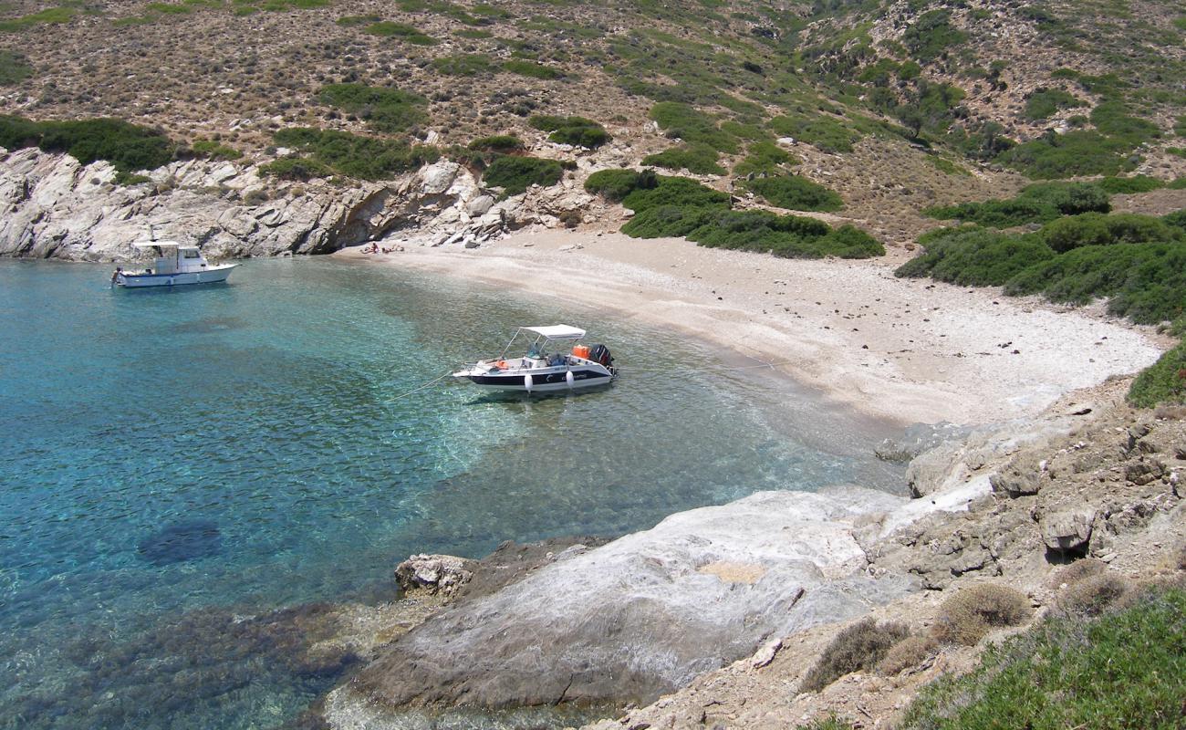 Paralia Makronissos IV'in fotoğrafı küçük bej çakıl yüzey ile