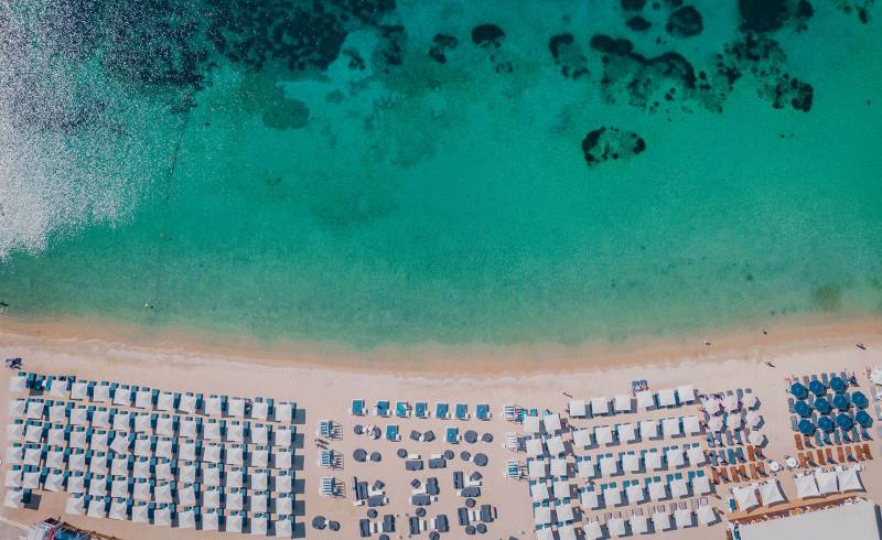 Ornos Plajı'in fotoğrafı i̇nce bej kum yüzey ile