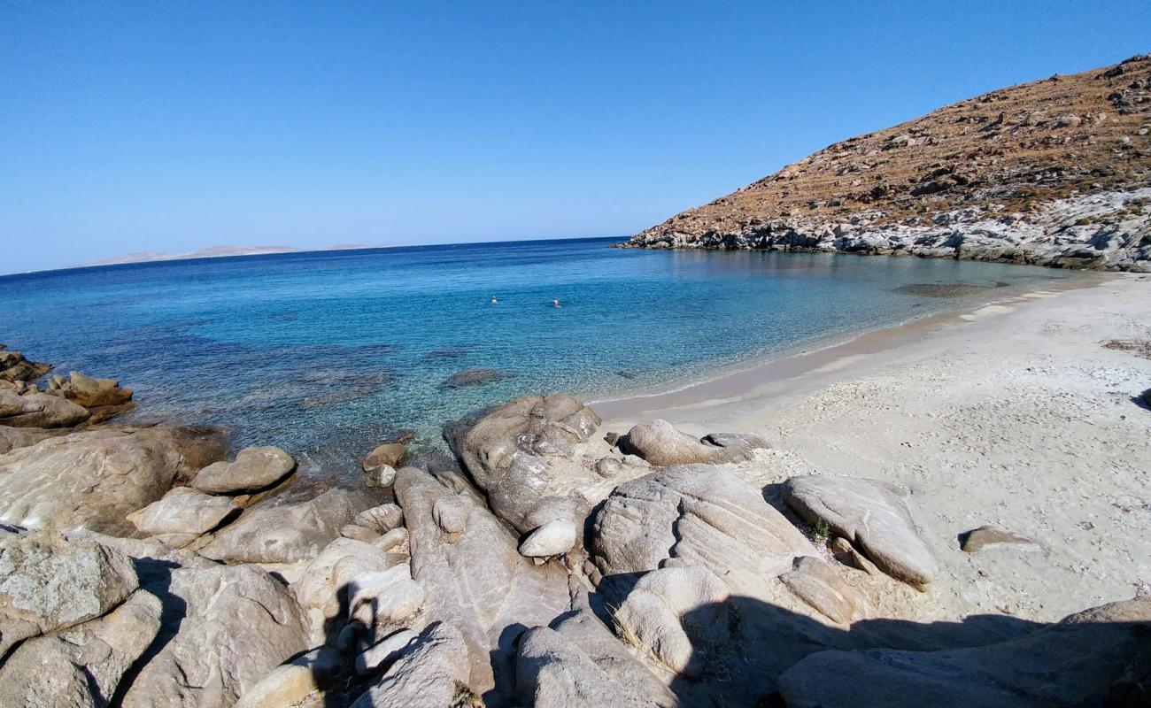 Kapari beach'in fotoğrafı parlak kum yüzey ile