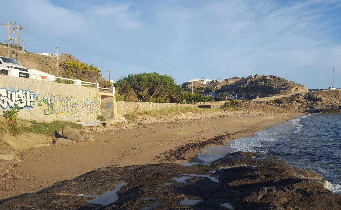 Agios Stefanos beach II'in fotoğrafı kahverengi kum yüzey ile