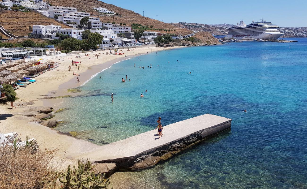 Agios Stefanos Plajı'in fotoğrafı parlak ince kum yüzey ile