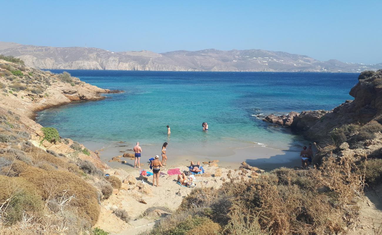 Lovers beach'in fotoğrafı i̇nce kahverengi kum yüzey ile