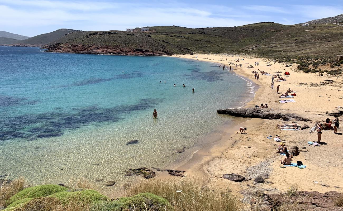 Agios Sostis beach'in fotoğrafı kahverengi kum yüzey ile