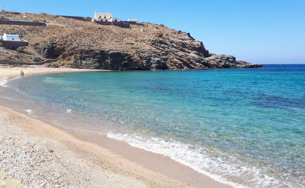 Fokos beach'in fotoğrafı siyah kum ve çakıllar yüzey ile