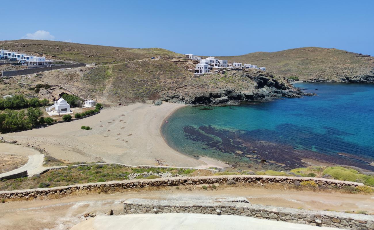 Paralia Merchias'in fotoğrafı küçük kahverengi çakıllar yüzey ile