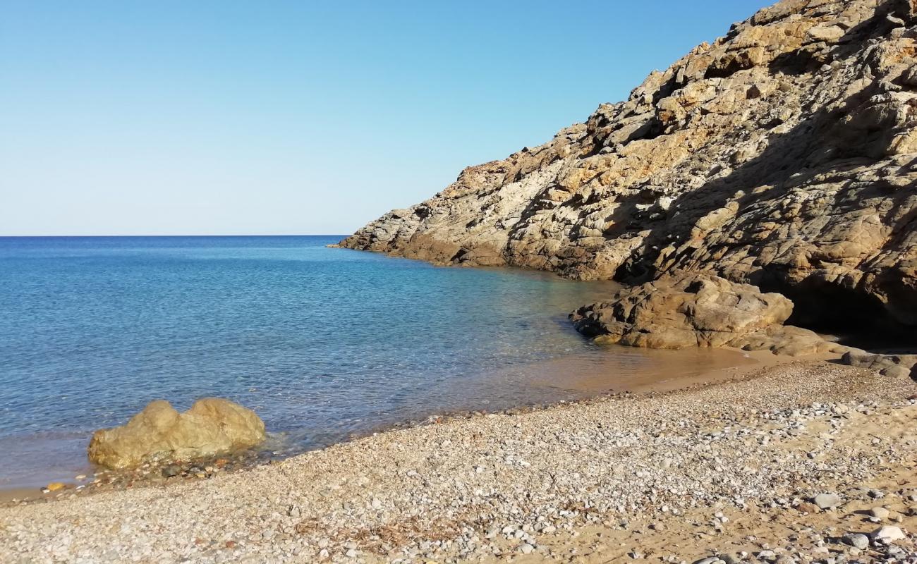 Vathia Lagada'in fotoğrafı kahverengi çakıl yüzey ile