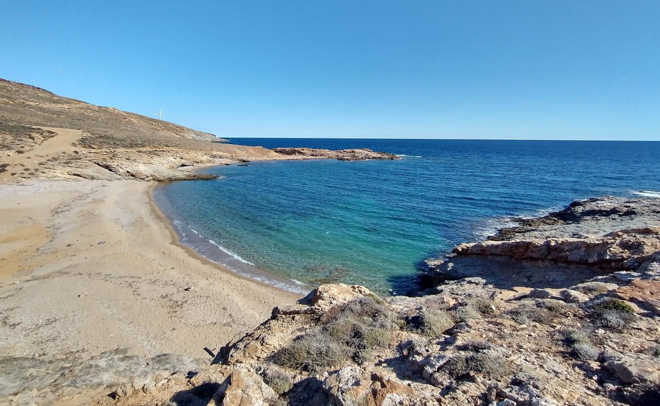 Paralia Pano Tigani'in fotoğrafı küçük kahverengi çakıllar yüzey ile