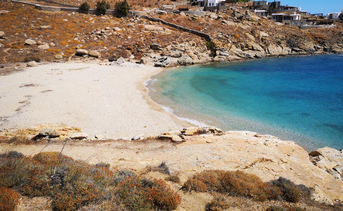 Mini Lia beach'in fotoğrafı küçük kahverengi çakıllar yüzey ile