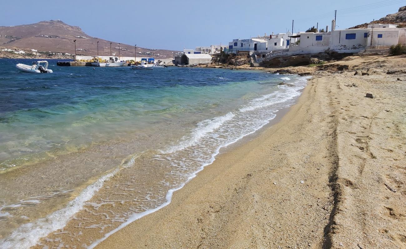 Divounia beach'in fotoğrafı kahverengi kum yüzey ile