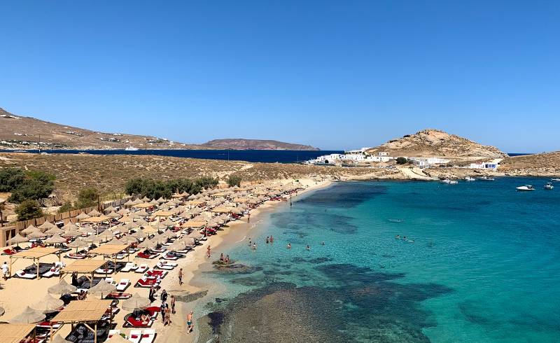 Agia Anna Plajı'in fotoğrafı kahverengi kum yüzey ile