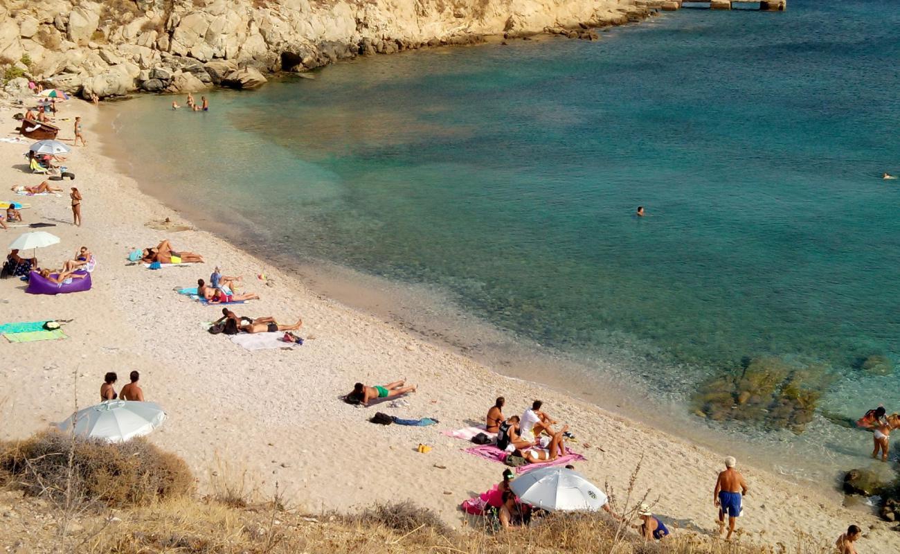 Loulos beach'in fotoğrafı küçük kahverengi çakıllar yüzey ile