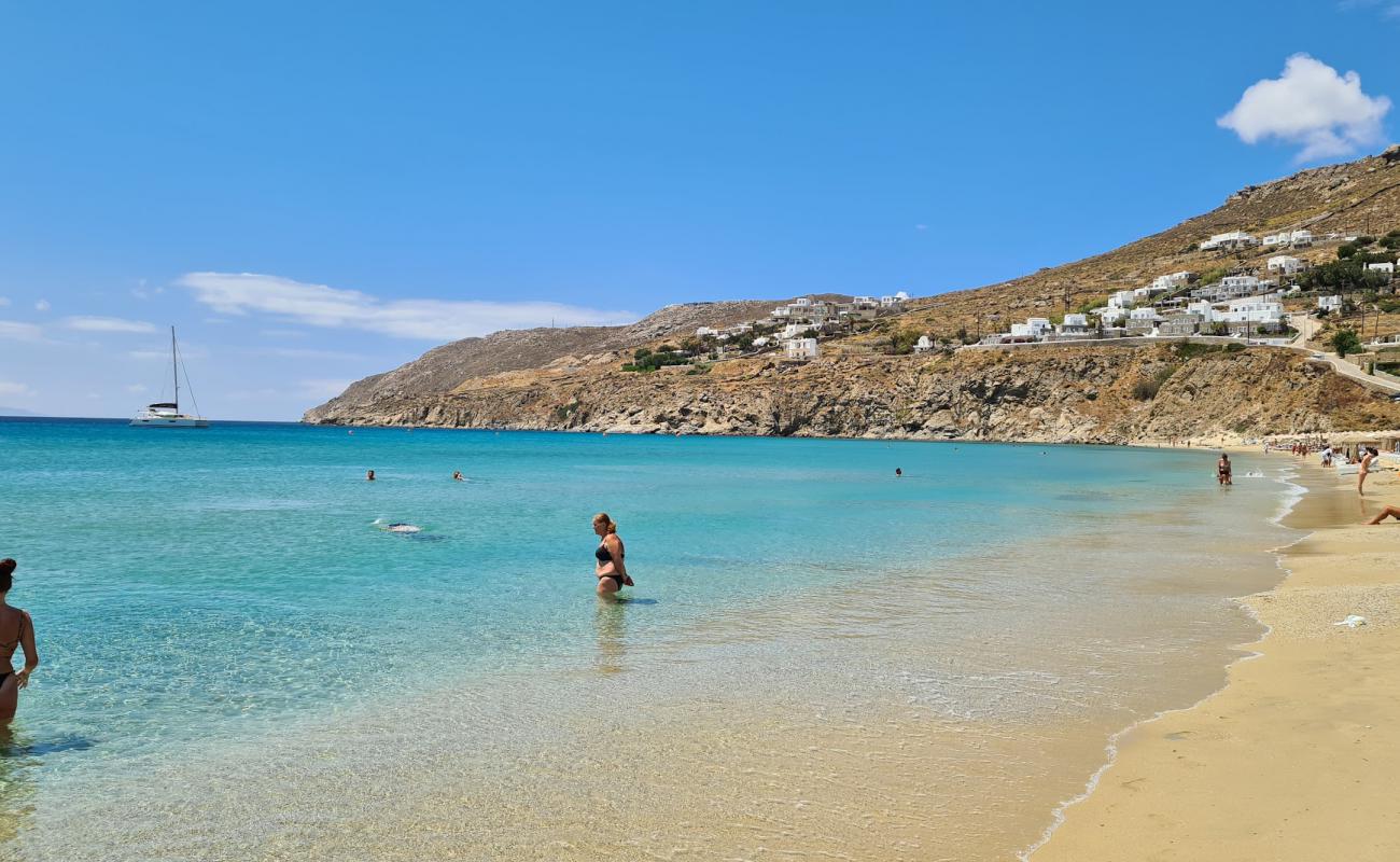 Kalo Livadi Plajı'in fotoğrafı kahverengi kum yüzey ile