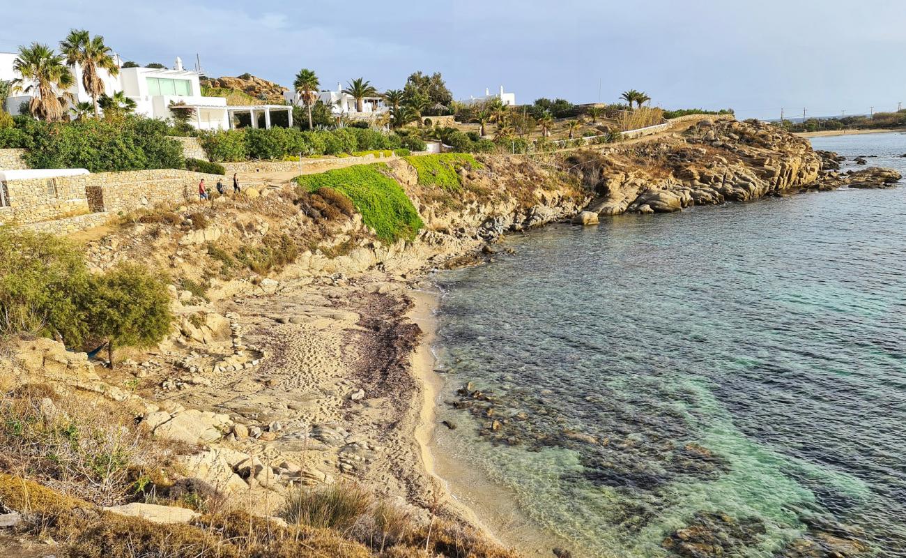 Hidden beach'in fotoğrafı açık bej kum yüzey ile