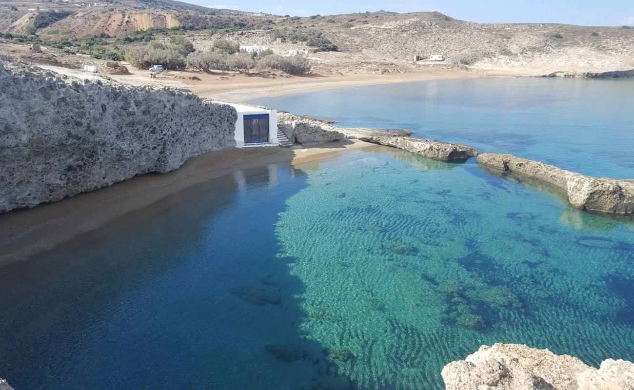 Paralia Alogomandra'in fotoğrafı kahverengi kum yüzey ile