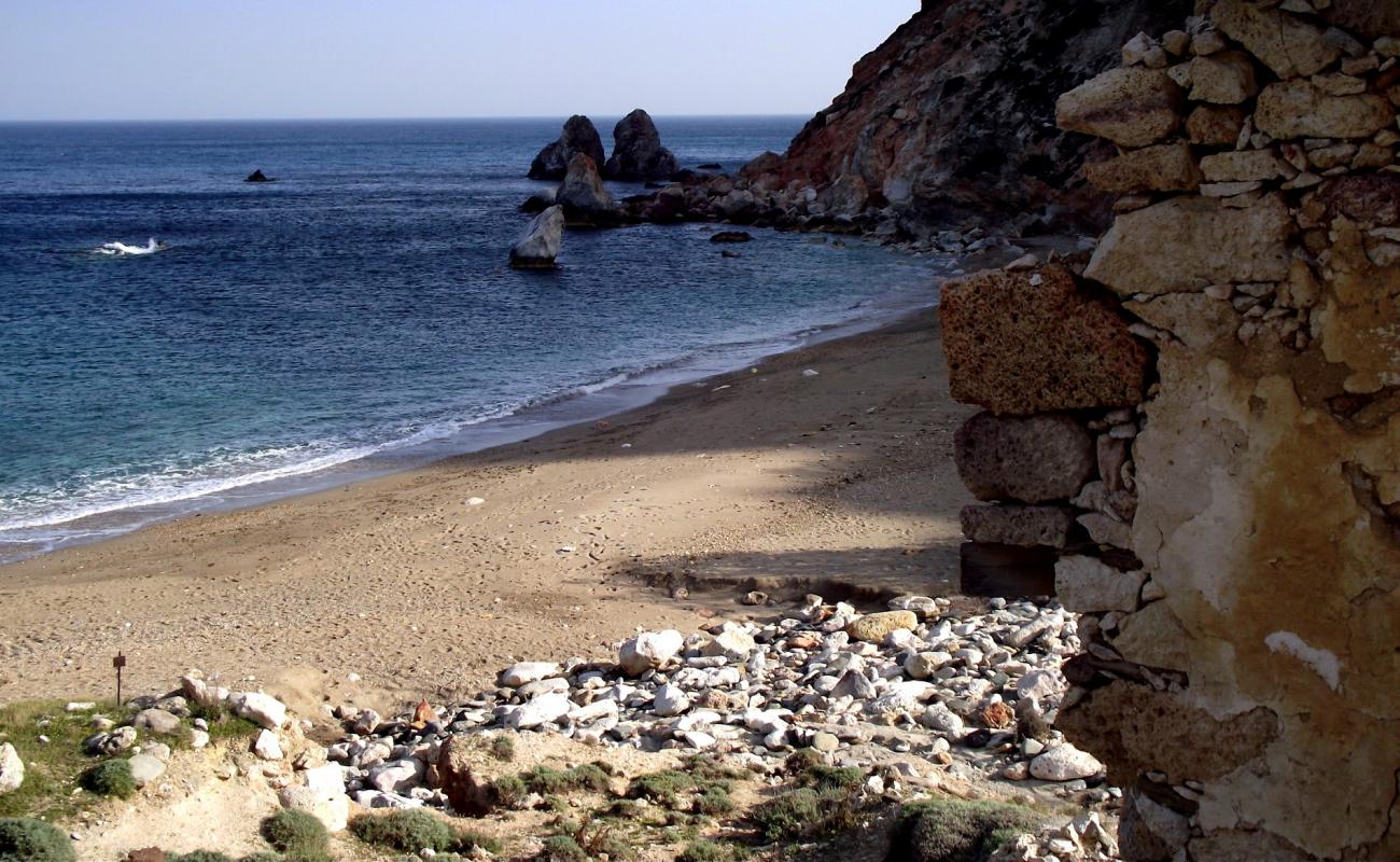 Paralia Thiafes'in fotoğrafı siyah kum ve çakıllar yüzey ile