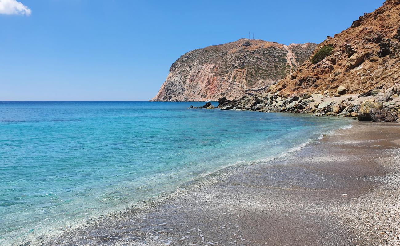 Psaravolada beach'in fotoğrafı koyu i̇nce çakıl yüzey ile