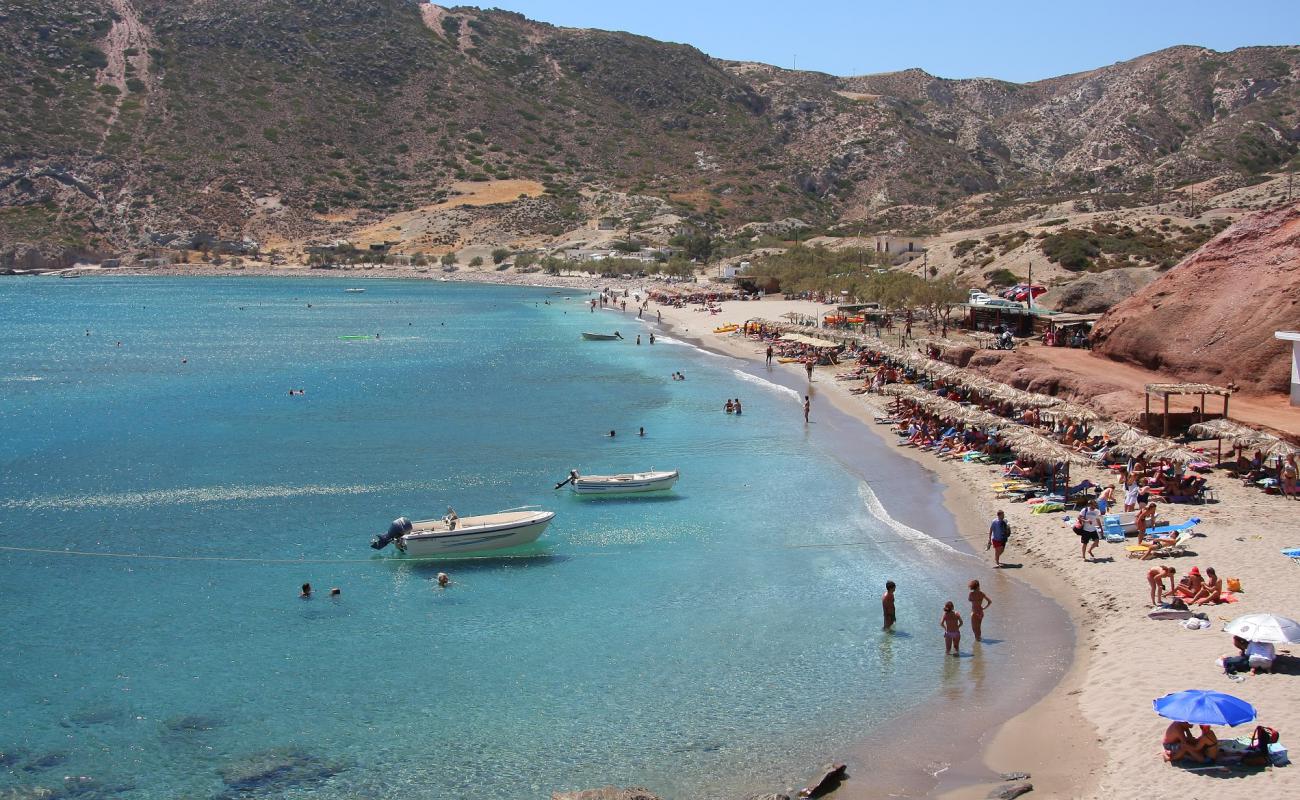 Agia Kiriaki beach'in fotoğrafı siyah kum ve çakıl yüzey ile