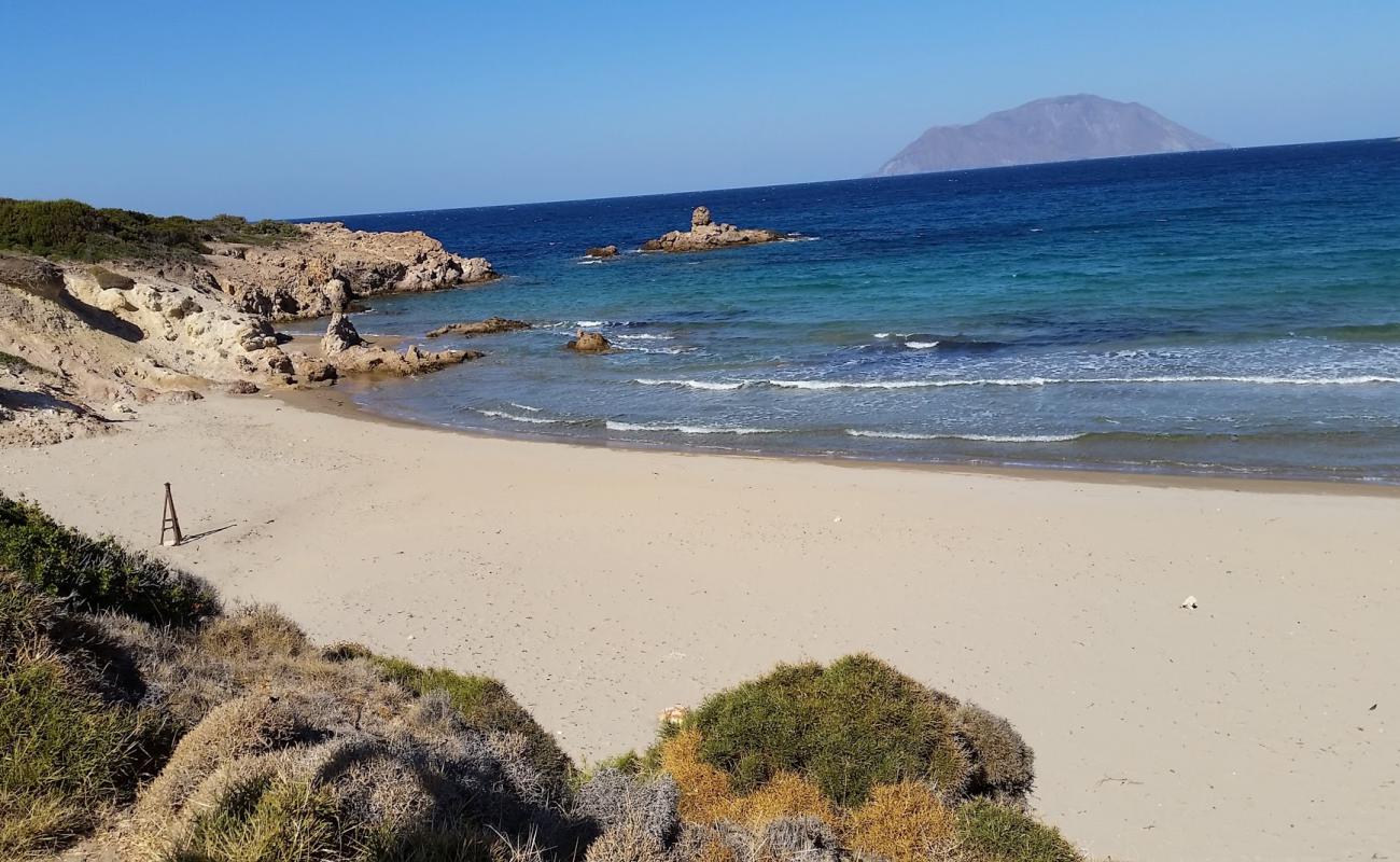 Ammoudaraki beach'in fotoğrafı kahverengi kum yüzey ile
