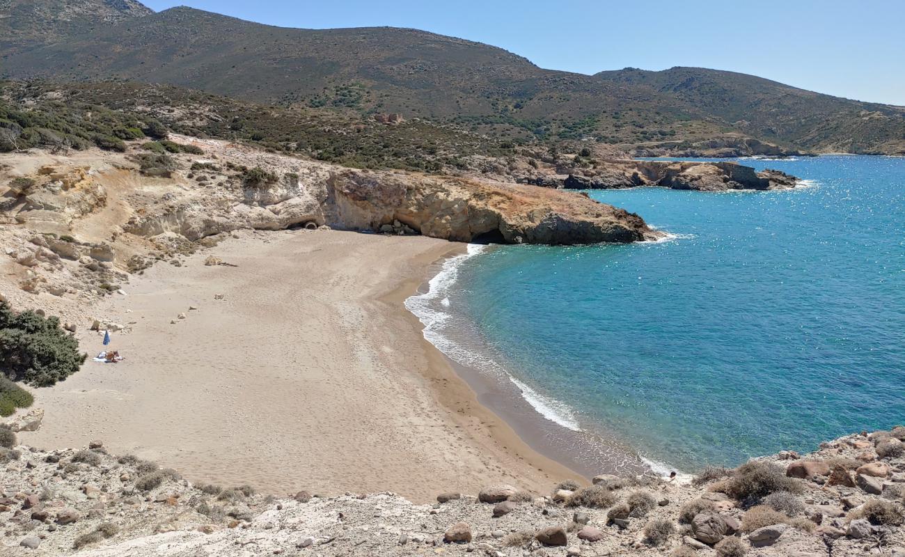 Triades beach'in fotoğrafı siyah kum ve çakıllar yüzey ile