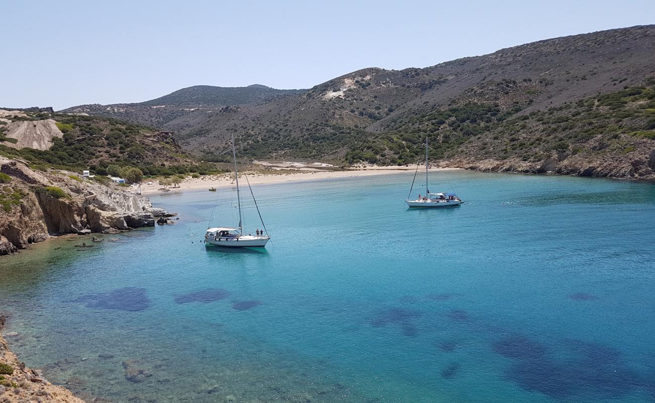 Agathia beach'in fotoğrafı kahverengi kum yüzey ile