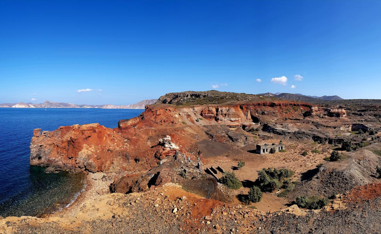 Vani beach'in fotoğrafı kahverengi çakıl yüzey ile