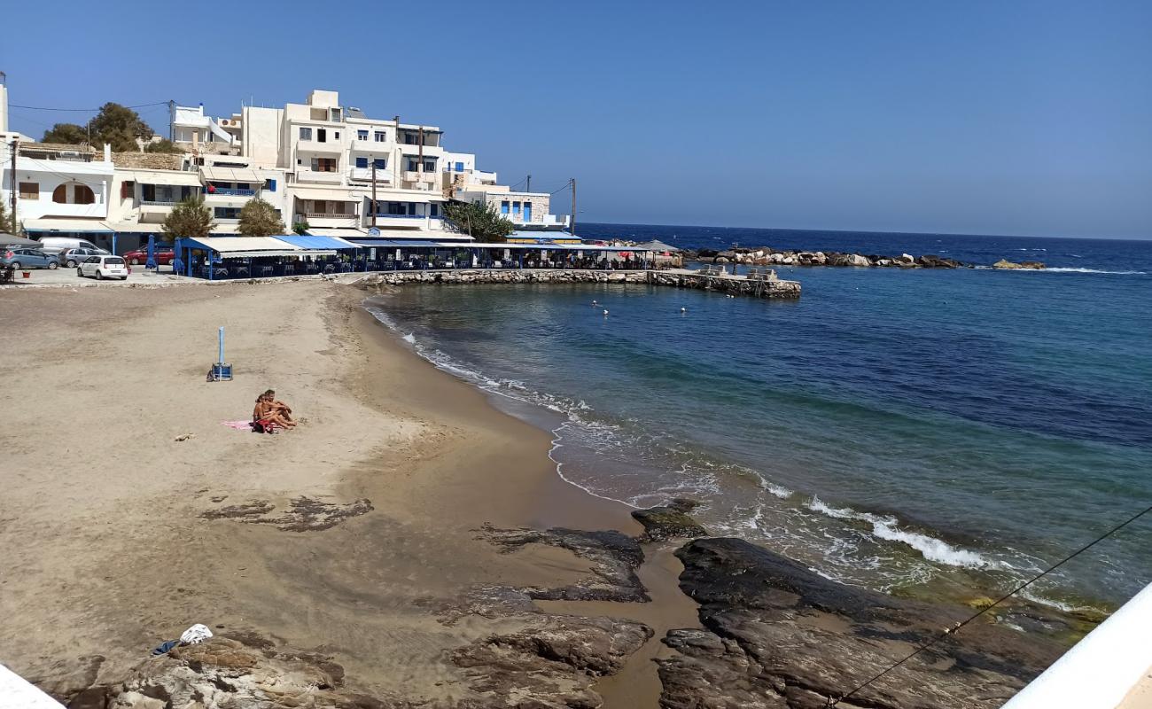 Apollonas beach'in fotoğrafı i̇nce bej kum yüzey ile